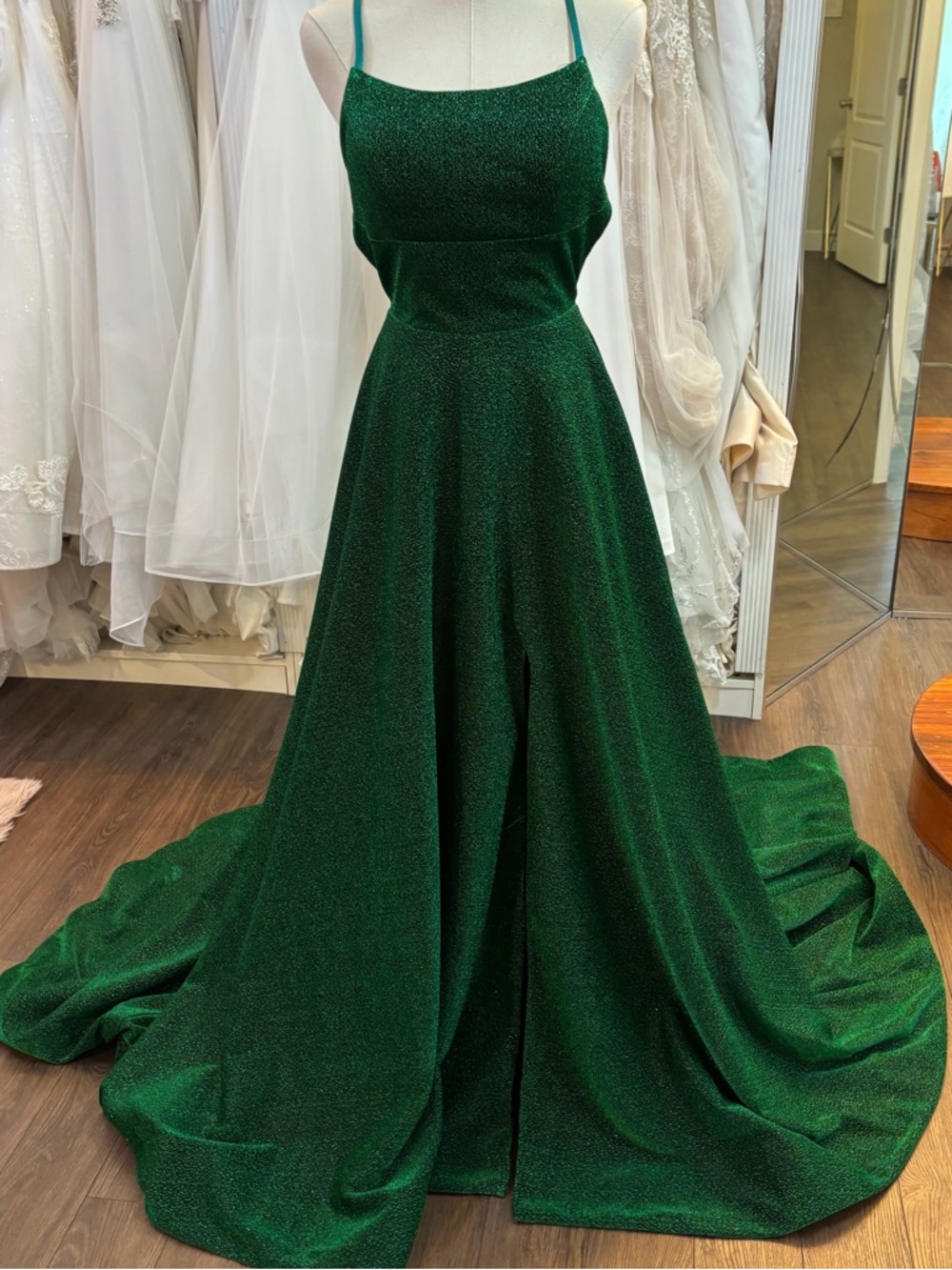 Elegant Emerald Green Spaghetti-Strap Evening Gown